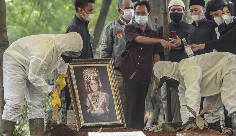 Suasana Pemakaman Dorce Gamalama dengan Protokol Covid-19 - Bagian 2