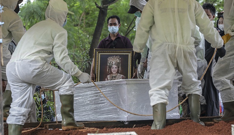 Suasana Pemakaman Dorce Gamalama dengan Protokol Covid-19 - Bagian 1