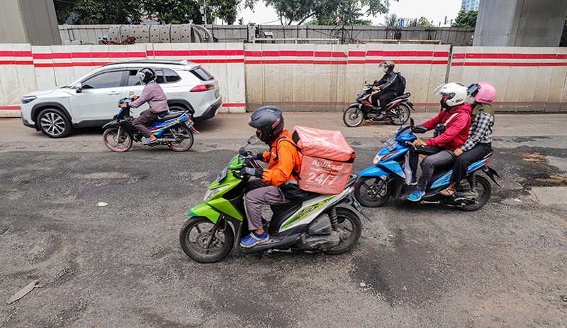 Waspada, Jalan Berlubang di Jalan Rasuna Said Membahayakan Pengendara - Bagian 4