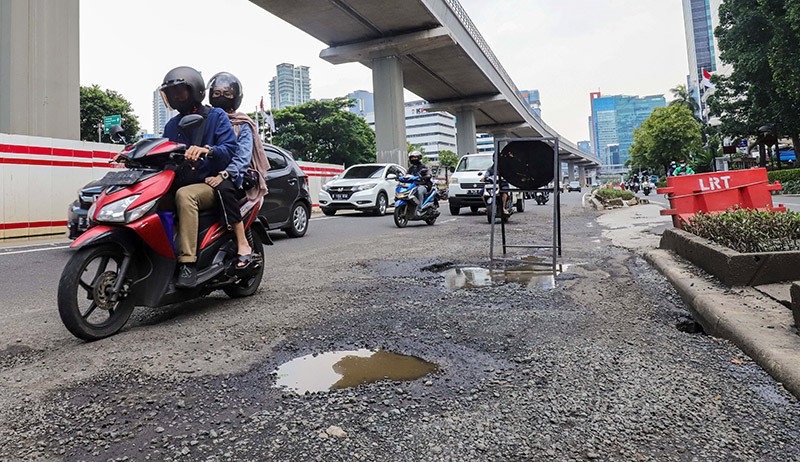 Waspada, Jalan Berlubang di Jalan Rasuna Said Membahayakan Pengendara - Bagian 3
