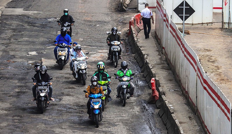 Waspada, Jalan Berlubang di Jalan Rasuna Said Membahayakan Pengendara - Bagian 1