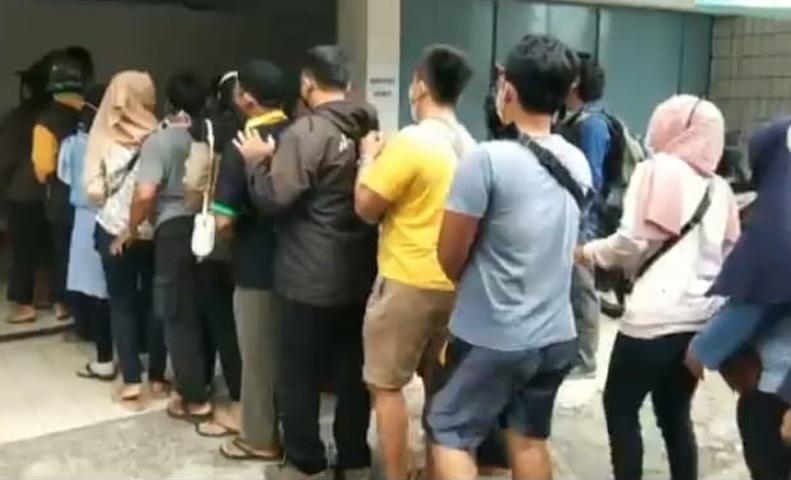 title Antre Berjam-jam sejak Pagi, Warga Banyumas Kesal Tak Kebagian Minyak Goreng Antre Berjam-jam sejak Pagi, Warga Banyumas Kesal Tak Kebagian Minyak Goreng