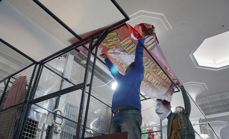 Atap Pasar Johar Bocor, Pedagang: Yen pas Ujan Ngene Yo Ajur Dagangane