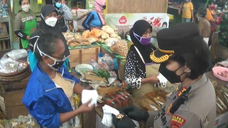 title Cegah Penyebaran Covid-19, Polres Kota Magelang Bagikan Masker di Pasar Tradisional Cegah Penyebaran Covid-19, Polres Kota Magelang Bagikan Masker di Pasar Tradisional