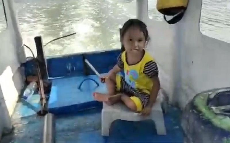 Heboh, Bocah 3 Tahun Bantu Ayah Kemudikan Perahu Seberangi Sungai, Tangan Super Lincah