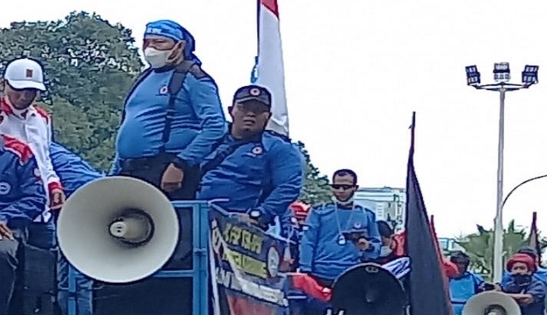 Ratusan Buruh Demo di DPRD Jatim Tuntut Pemerintah Cabut Aturan JHT