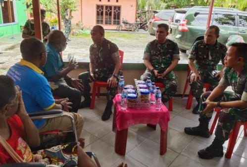 title Silaturahmi ke Tokoh Adat, Pangdam XVIII / Kasuari Kunjungi Kepala Suku Mansim  Silaturahmi ke Tokoh Adat, Pangdam XVIII / Kasuari Kunjungi Kepala Suku Mansim