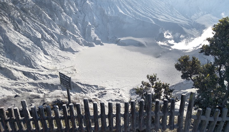 Sempat Keluarkan Asap, Warga Kaki Gunung Tangkuban Parahu KBB Diminta Waspada