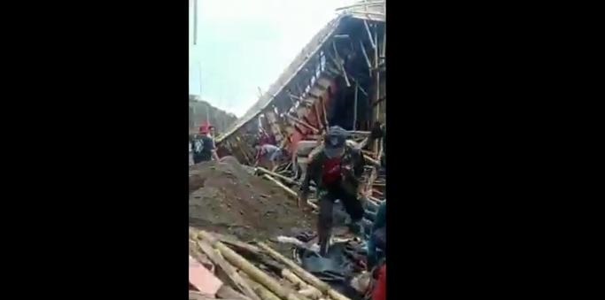 title Roboh, Bangunan Ruko 2 Lantai Timpa 5 Pekerja di Gowa Roboh, Bangunan Ruko 2 Lantai Timpa 5 Pekerja di Gowa