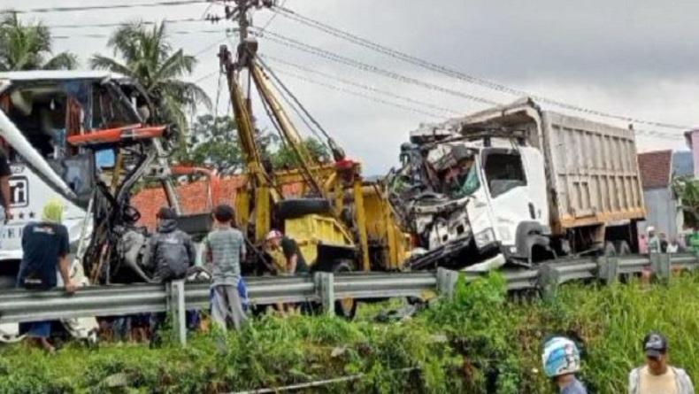 Bus Rosalia VS Truk Fuso di Bumiayu Brebes, Kedua Kendaraan Ringsek   