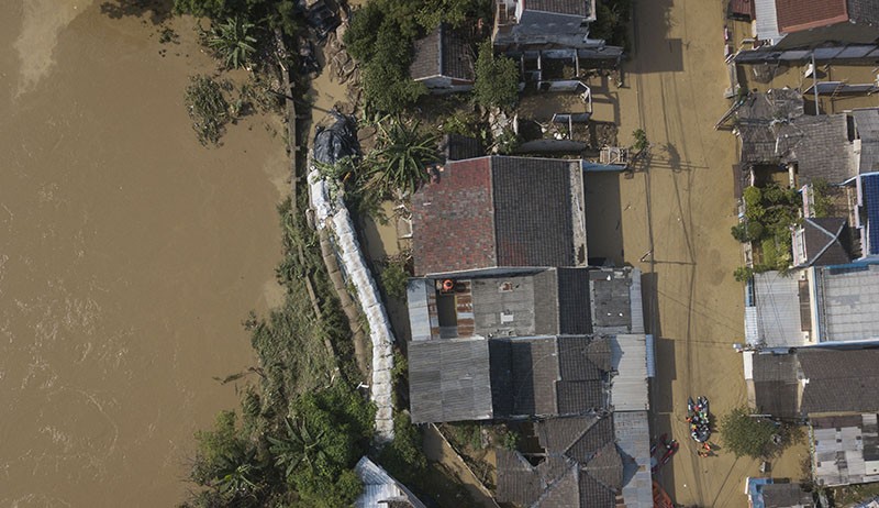 Penampakan dari Udara Ratusan Rumah di Pondok Gede Banjir Hampir 1 Meter - Bagian 4