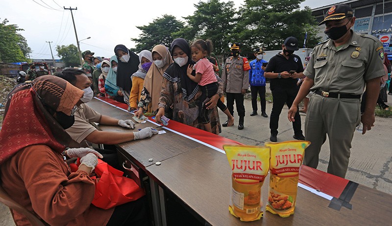 Warga Indramayu Rela Antre Panjang demi Membeli Minyak Goreng Rp14.000 - Bagian 2