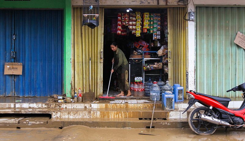 Banjir Pondok Gede Permai Surut, Warga Mulai Membersihkan Sisa Lumpur - Bagian 1