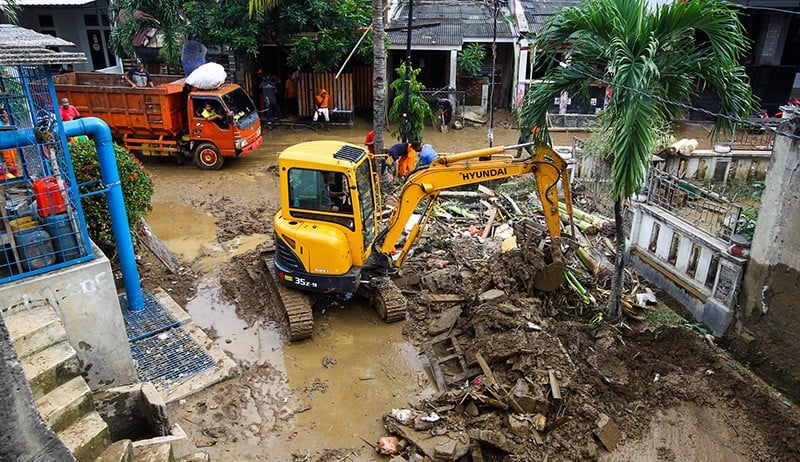 Banjir Pondok Gede Permai Surut, Warga Mulai Membersihkan Sisa Lumpur - Bagian 3