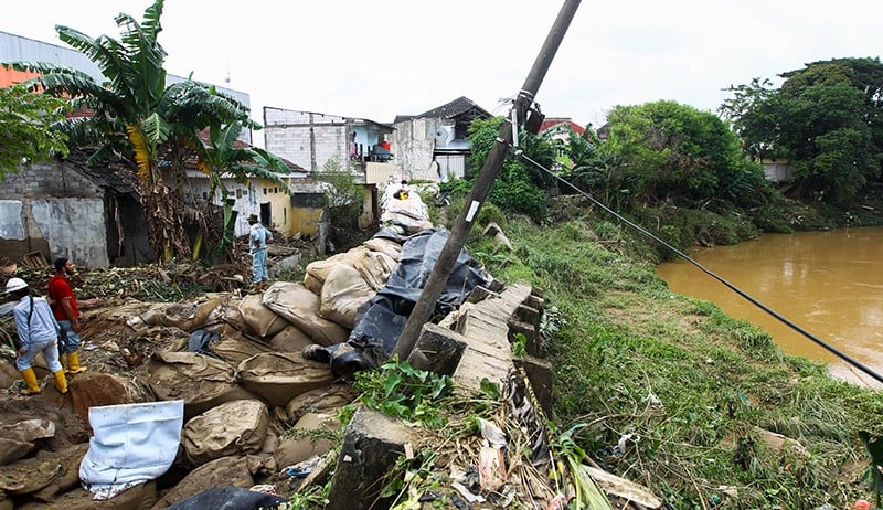 Banjir Pondok Gede Permai Surut, Warga Mulai Membersihkan Sisa Lumpur - Bagian 5