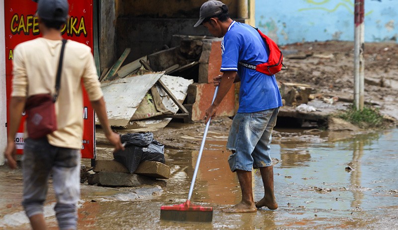 Banjir Pondok Gede Permai Surut, Warga Mulai Membersihkan Sisa Lumpur - Bagian 2