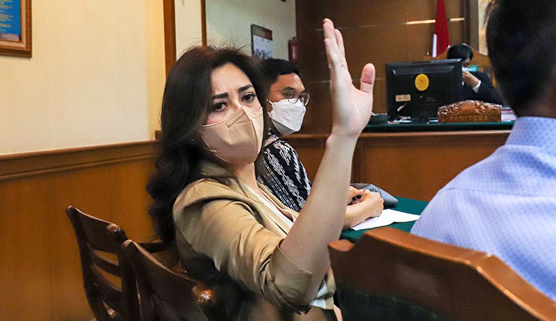 Resmi Menjanda, Begini Senyum Dhena Devanka usai Cerai dengan Jonathan Frizzy - Bagian 4