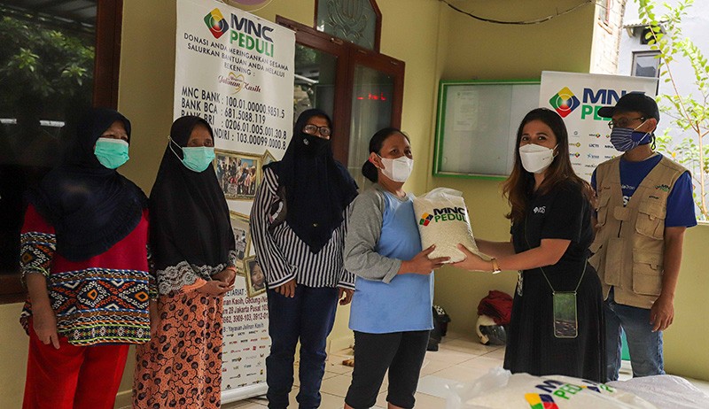 MNC Peduli Bagikan Beras untuk Warga Prasejahtera Srengseng Sawah - Bagian 4