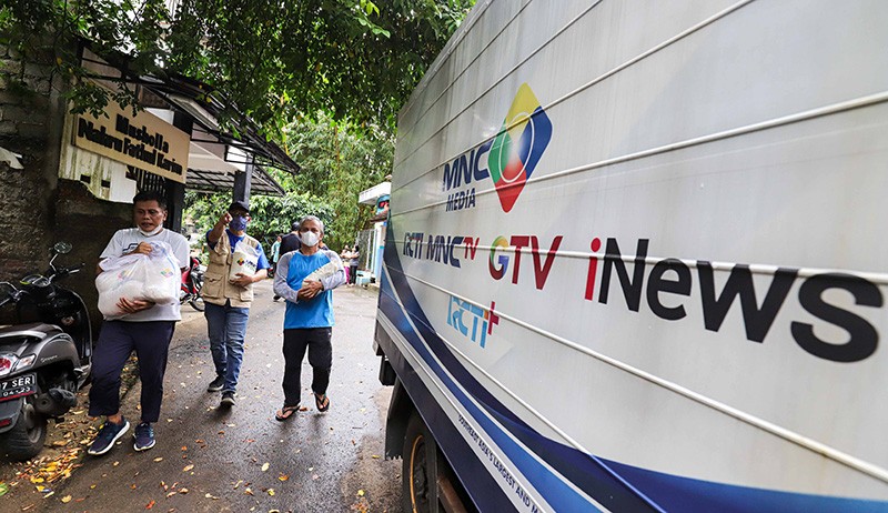 MNC Peduli Bagikan Beras untuk Warga Prasejahtera Srengseng Sawah - Bagian 5