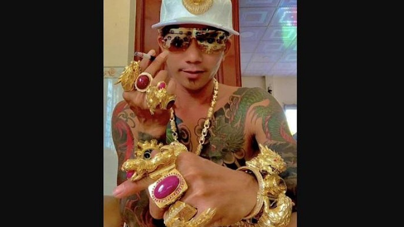 Gak Kebayang Beratnya, Pria Ini Pakai Perhiasan Emas 2 Kg Tiap Kali Keluar Rumah