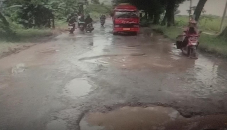 Jalur Alternatif Jabar-Jateng Rusak Parah, Aspal Terkelupas dan Berlubang