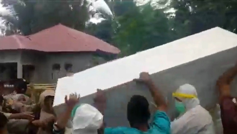 Warga Rebut Paksa Jenazah Pasien Covid-19, Petugas dengan Kostum APD Kabur Kocar-Kacir