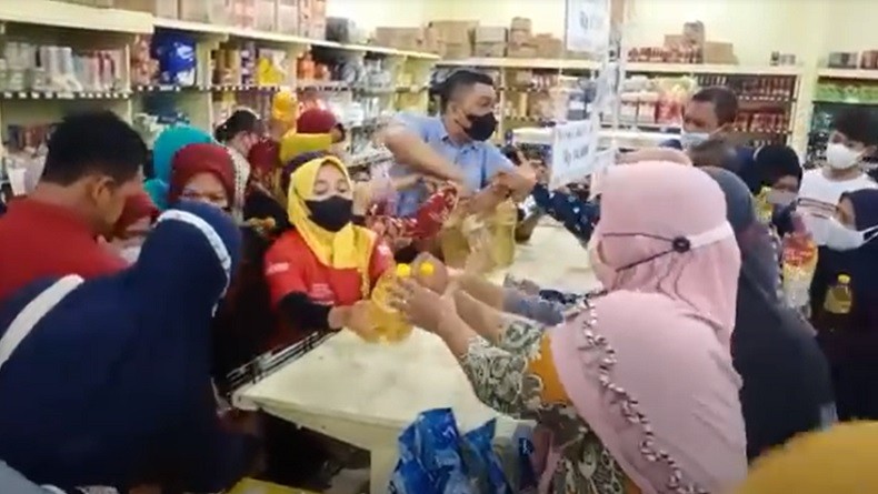 Emak-Emak Berebut Beli Minyak Goreng, Manajer Swalayan Turun Tangan