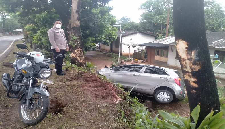 Mobil Camat Cikidang Sukabumi Terperosok ke Jurang, Penumpang Syok