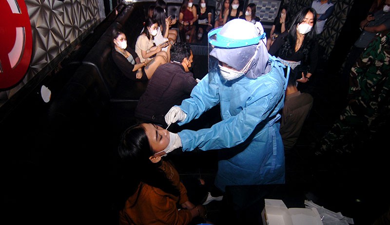 Pekerja Tempat Hiburan Malam Jalani Swab Test Cegah Penyebaran Covid-19 - Bagian 2