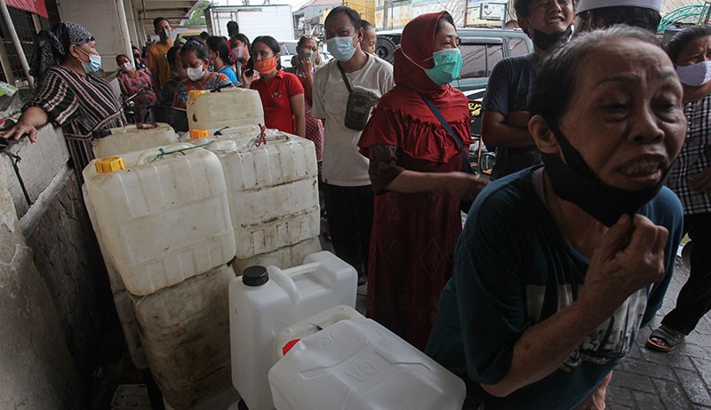 Antrean Pedagang Beli Minyak Goreng Curah Seharga Rp10.500 per Liter - Bagian 2
