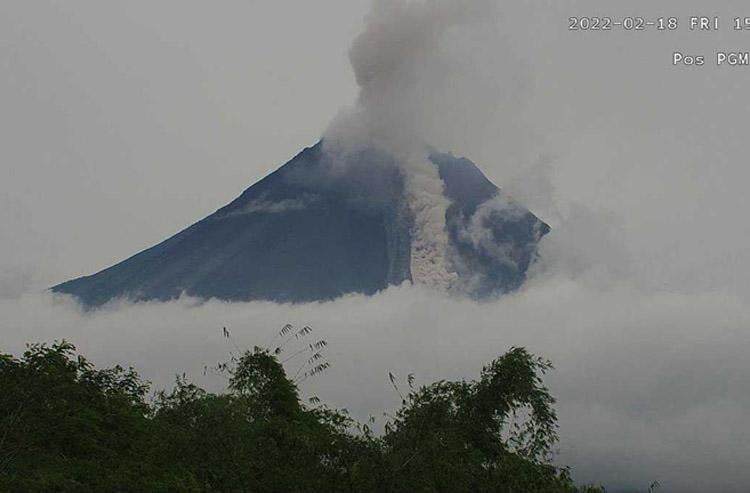 Gunung Merapi Luncurkan Awan Panas Guguran Sejauh 1,8 Kilometer