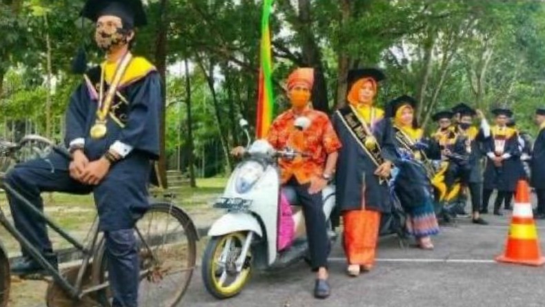 Mantap! Wisuda Drive Thru di Kampus Gorontalo Boleh Pakai Sepeda hingga Bentor