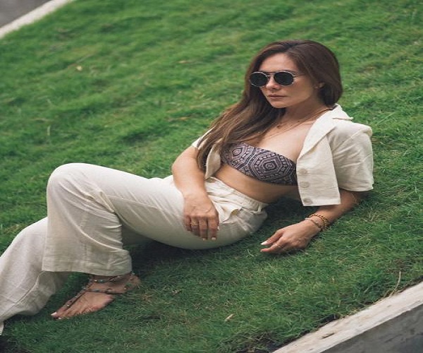 Pakai Bra Etnik, Wulan Guritno Makin Terlihat Seksi dan Cantik 