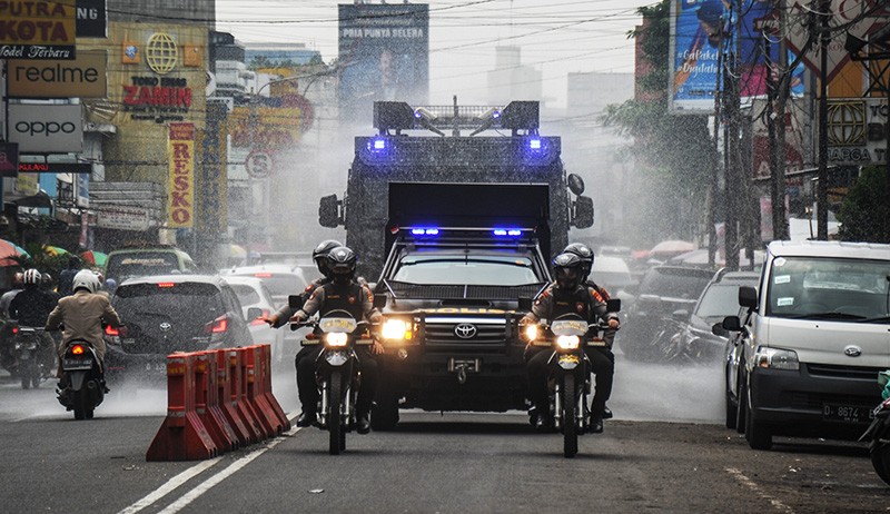 Polisi Patroli Cegah Kerumunan Sambil Semprot Cairan Disinfektan di Kota Bandung - Bagian 1