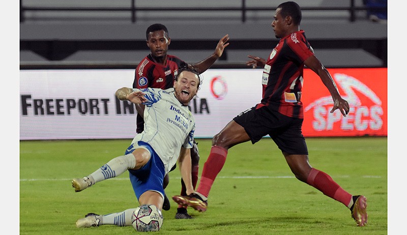 Persib Bandung Kalahkan Persipura Jayapura 3-0 - Bagian 2