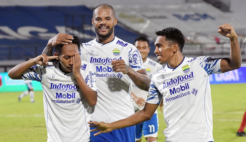 Persib Bandung Kalahkan Persipura Jayapura 3-0 - Bagian 1