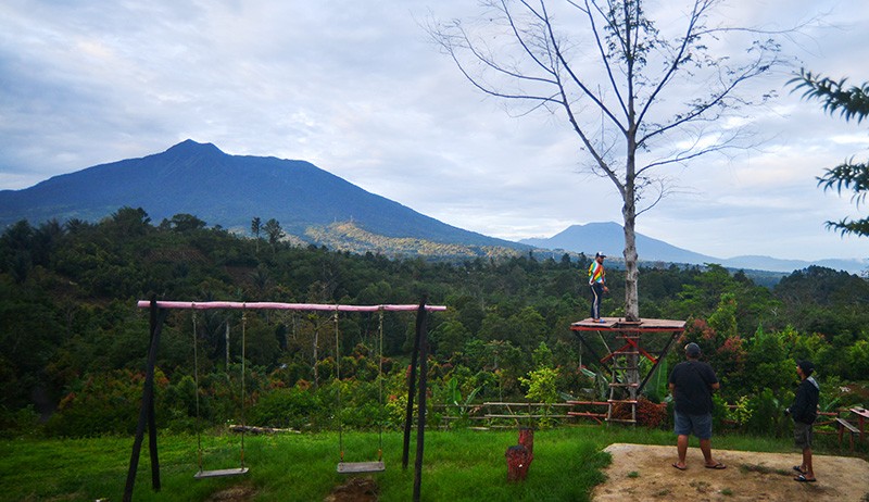 Memotret Panorama Gunung Marapi dan Gunung Singgalang dari Puncak Data - Bagian 2