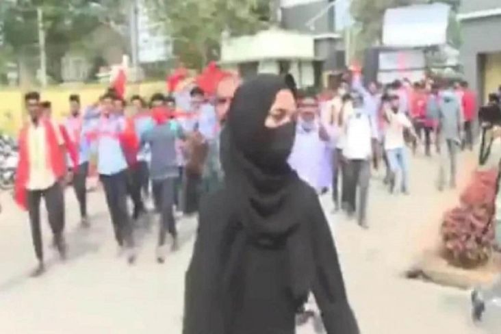 title 60 Mahasiswi Pilih Pulang gegara Diminta Lepas Jilbab oleh Kampus 60 Mahasiswi Pilih Pulang gegara Diminta Lepas Jilbab oleh Kampus