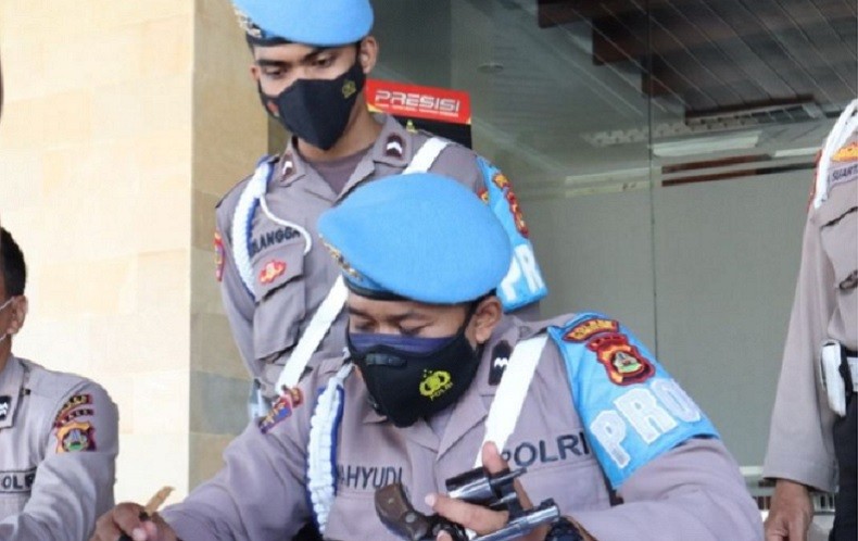 title Anggota Polres Klungkung Bali yang Pegang Senjata Api Diperiksa, Ada Apa? Anggota Polres Klungkung Bali yang Pegang Senjata Api Diperiksa, Ada Apa?