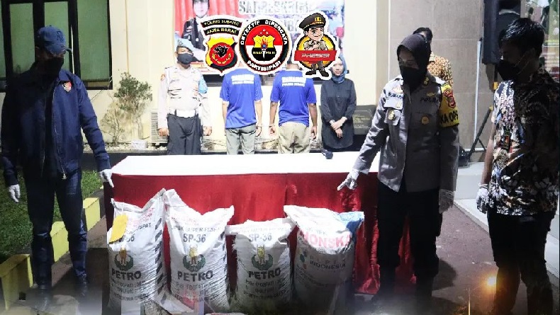 Timbun Pupuk Bersubsidi lalu Dijual Mahal, 2 Warga Subang Ditangkap Polisi