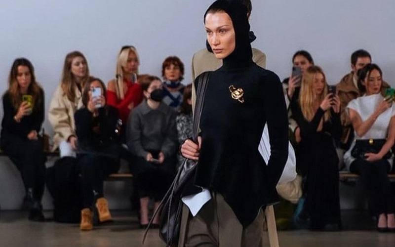 Geram Larangan Jilbab, Bella Hadid: Itu Membuatku Marah