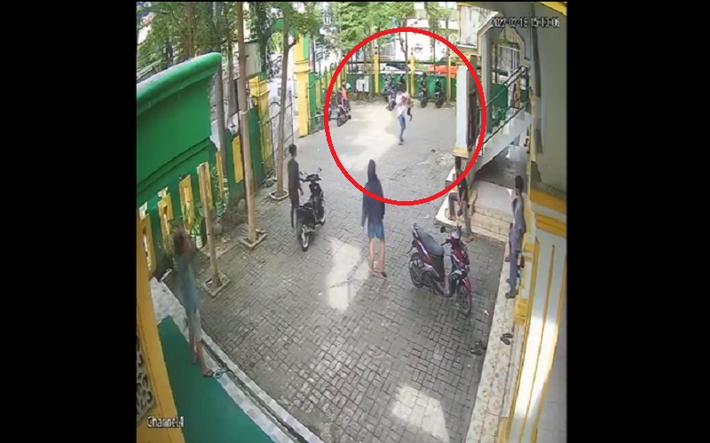 title Viral Bocah 8 Tahun Dianiaya Lima Remaja di Masjid, Kepala Disabuni hingga Dibanting Viral Bocah 8 Tahun Dianiaya Lima Remaja di Masjid, Kepala Disabuni hingga Dibanting