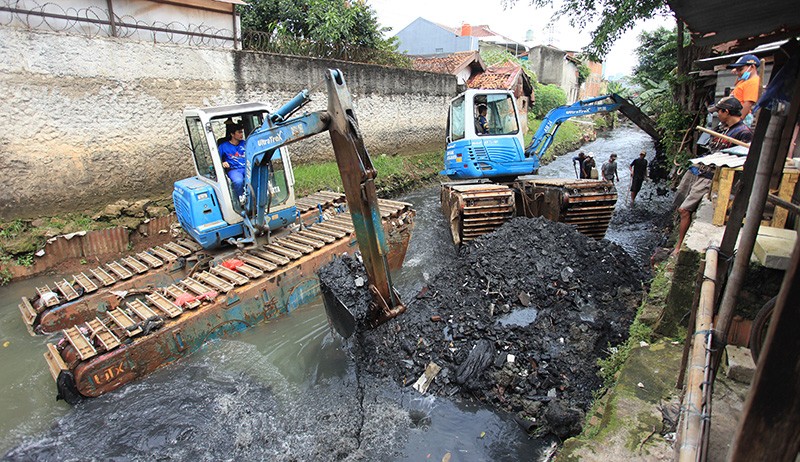 Pengerukan Lumpur Kali Mampang Belum Rampung - Bagian 2