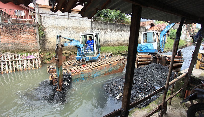 Pengerukan Lumpur Kali Mampang Belum Rampung - Bagian 3
