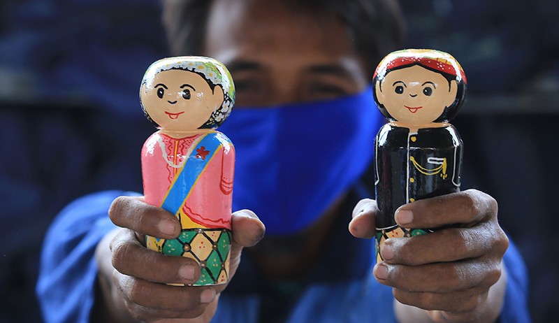 Kreatif, Warga Binaan Lapas Indramayu Buat Boneka Kayu Seharga Rp100.000 - Bagian 2