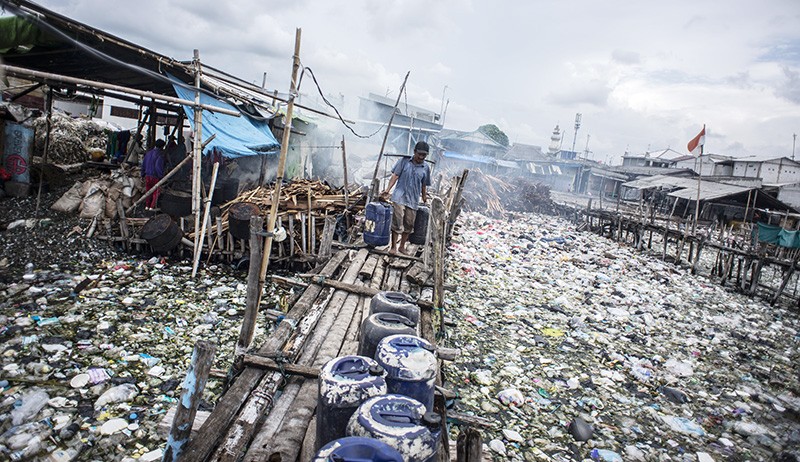 Kampung Nelayan Cilincing Dikelilingi Sampah - Bagian 1