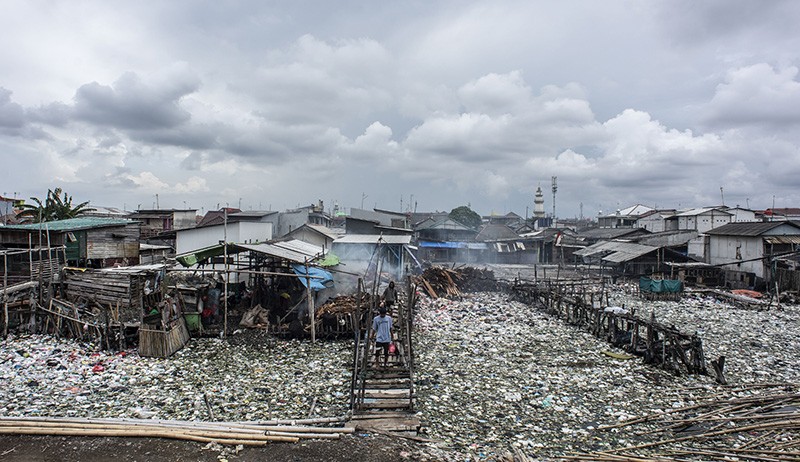 Kampung Nelayan Cilincing Dikelilingi Sampah - Bagian 2