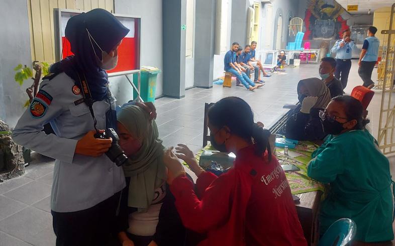 Cegah Penyebaran Covid-19, Puluhan Warga Binaan Rutan Salatiga Disuntik Vaksin Booster