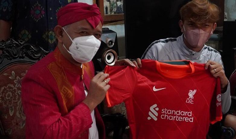 Jenguk Saddam Eks Striker Timnas U-19, Bupati Jepara Beri Jersey Liverpool