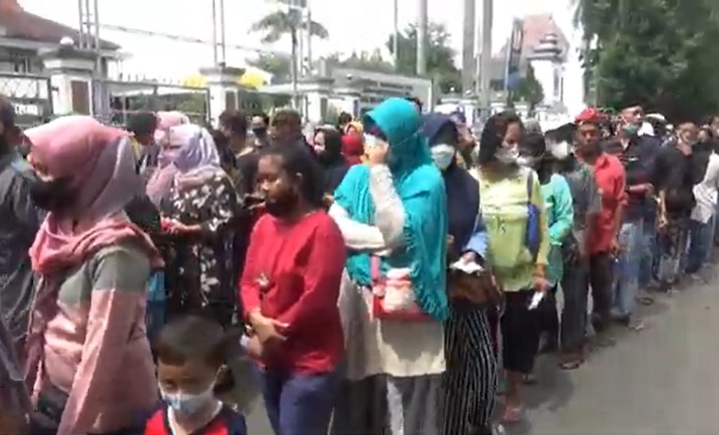 title Gubernur Khofifah Minta Bupati-Wali Kota Gelar Operasi Pasar Minyak Goreng Murah Gubernur Khofifah Minta Bupati-Wali Kota Gelar Operasi Pasar Minyak Goreng Murah